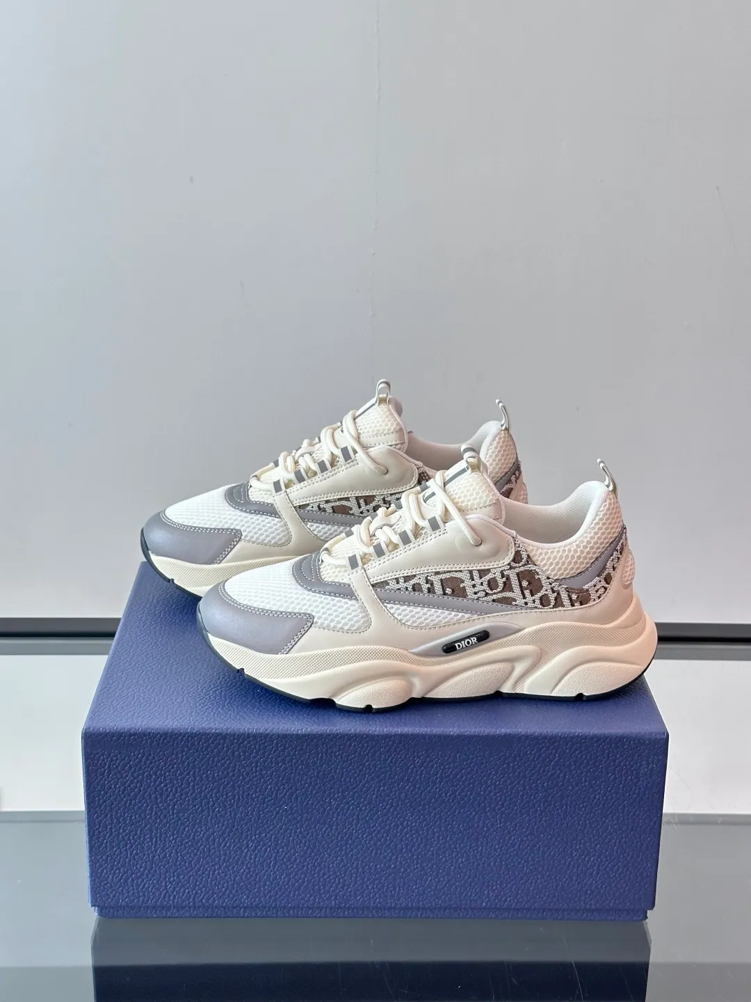 Factory price: 480💰 ◾️▫️Dior D®️ x 🆕 (high version) B22 men's jogging fashion sneakers, this single product draws inspiration from retro jogging shoes. It adopts a thick low-top design, with an upper made of black cow leather and mesh fabric, and a black and white engraved rubber sole. Black mesh fabric tongue and heel counters complement black laces, with an embossed "Di~r" logo embellishment on the side. These sneakers can be mixed and matched with a classic suit for a sporty chic look! Size: 39-45 (38, 46, 47 can be customized)